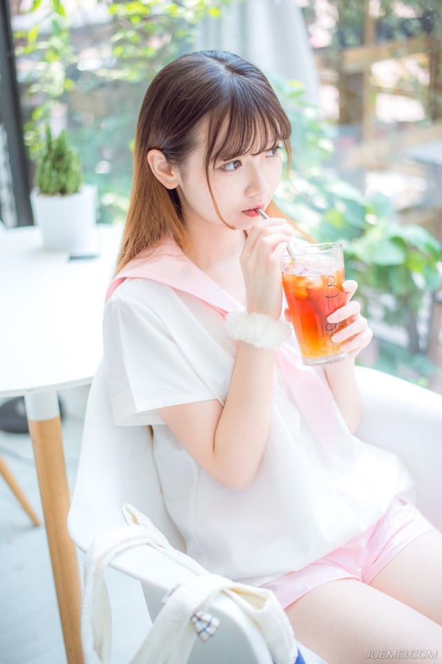 大乔面色立时变得惨白，连忙看向小乔怒斥道：“妹妹在胡说什么？军国大事，妇道人家不得掺和。”